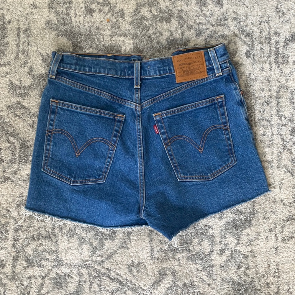 NEVER WORN Levi's dark wash ribcage shorts size 29